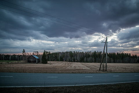 fält, ladugård, mörk, landskap, natur, dramatisk, naturlig, lantlig, gräs, horisont, naturskön, scen, utomhus, clouds, vind, lantbruk, växt, vete, organisk, äng, finland, elkablar, beskära, bruka, tillväxt, mat, säsong, landa, landsbygden, kultiverad, jordbruks, himmel, moln - himmel, elektricitet, arkitektur, kabel-, elpylon, byggd struktur, kraftledning, byggnad exteriör, inget folk, teknologi, väg, strömförsörjning, transport, miljö, 5K, CC0, offentligt domän, royaltyfria