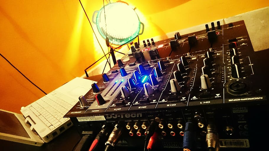dj, barreja, electrònica, commutadors, música, tecnologia, cultura i entreteniment artístic, discoteca, equip de gravació de so, mesclador de so, vida nocturna, control, equip d’àudio, il·luminat, a l'interior, equipament, nit, estudi, estudi de gravació, cap gent, festa - esdeveniment social, equips d’il·luminació, esdeveniment, diversió, ball de discoteca, club d’animació, equipament elèctric, 4K