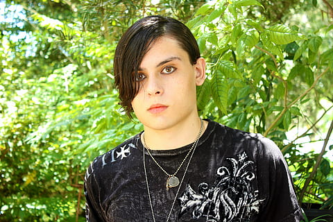 muž, Černá, košile posádky-krk, přední, zelená, listoval, rostlin, chlapec, emo, goth, punk, grunge, náladový, lidé, jedna osoba, venku, portrét, dospělý, muži, mladého dospělého, móda, kavkazského etnika, střela do hlavy, rostlina, čelní pohled, strom, neformální oblečení, při pohledu na fotoaparát, zelená barva, volnočasové aktivity, skutečných lidí, Příroda, životního stylu, stojící, růst, den, Mladá žena, účes, krásná žena, rozjímání, teenager, 5K, CC0, veřejná doména, bez autorských práv