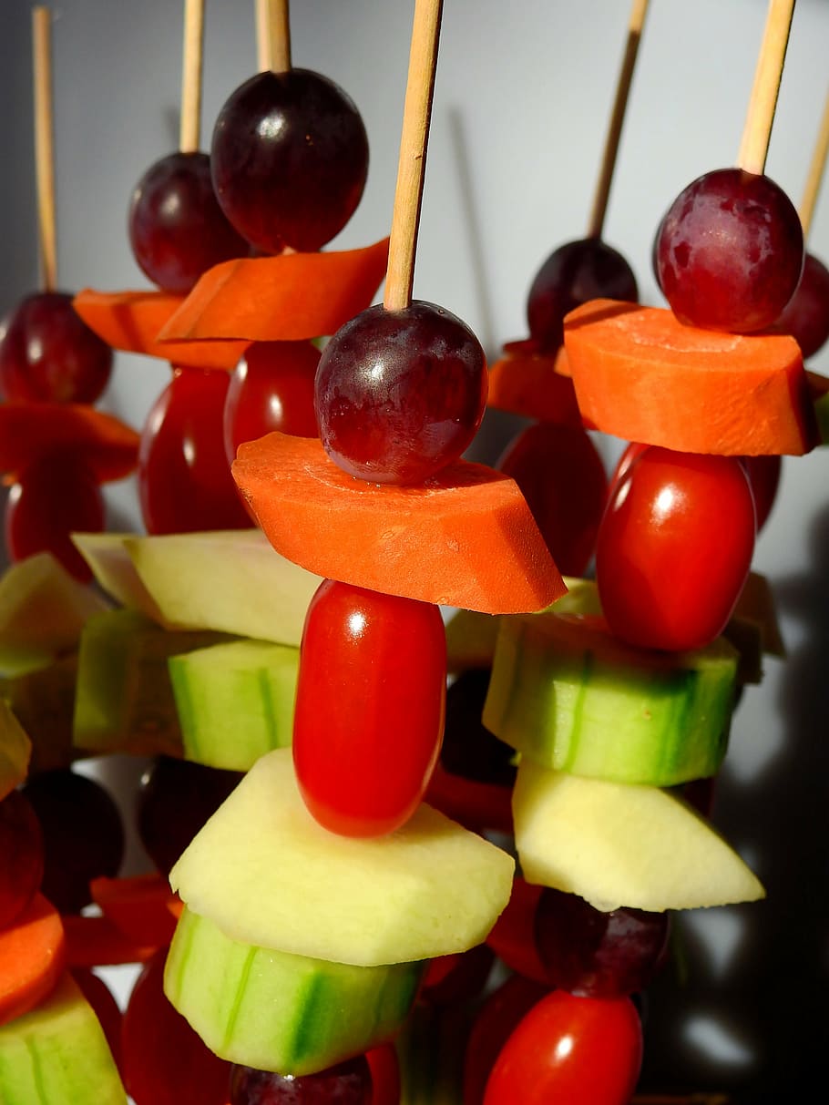 verdure, sputare, uva, cetriolo, carota, pomodoro, cibo, crudo, mangiare, frisch, allo spiedo, nutrizione, vitamine, vegano, vegetariano, rosso, cibo e bevande, variazione, avvicinamento, nessuno, in casa, frutta, mangiare sano, multicolore, freschezza, benessere, natura morta, concentrarsi sulle conoscenze acquisite, verdura, grande gruppo di oggetti, scelta, gruppo di oggetti, stelo vegetale, gruppo, ciliegia, maturo, 4K