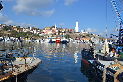 rumeli, llanterna, marí, vaixell nàutic, aigua, transport, manera de transport, arquitectura, exterior de l'edifici, estructura construïda, ciutat, cel, amarrat, naturalesa, dia, reflexió, núvol - cel, davant del mar, edifici, port, riu, persones incidentals, a l'aire lliure, veler, 4K, CC0, domini públic, lliure de regalies