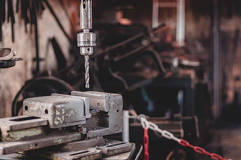 overfladisk, fokus fotografering, power drill, bore, industri, maskine, produktion, metal arbejde, lænke, bokeh, smede, fabrik, metal, gammel, maskineri, forladt, fokus på forgrunden, ingen mennesker, rusten, forringelse, nedgang, beskadiget, kørt ned, forældet, udstyr, teknologi, maskindel, indendørs, dag, historie, tæt på, produktionsudstyr, industrielt udstyr, 4K, CC0, offentligt domæne, royaltyfrie