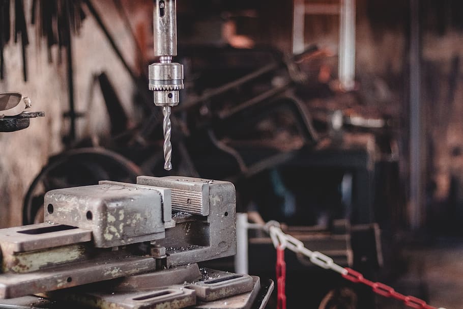 overfladisk, fokus fotografering, power drill, bore, industri, maskine, produktion, metal arbejde, lænke, bokeh, smede, fabrik, metal, gammel, maskineri, forladt, fokus på forgrunden, ingen mennesker, rusten, forringelse, nedgang, beskadiget, kørt ned, forældet, udstyr, teknologi, maskindel, indendørs, dag, historie, tæt på, produktionsudstyr, industrielt udstyr, 4K