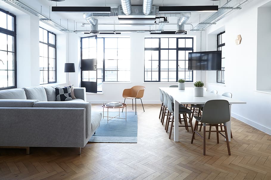 terra de fusta marró, interior, disseny, taules, cadires, blanc, paret, finestra, sostre, pis, reunió, habitació, oficina, marc, art, cadira, seient, taula, mobles, a l'interior, absència, sòls, dia, cap gent, sofà, modern, tecnologia, habitació domèstica, negocis, interior de casa, buit, sala d'estar, equips d’il·luminació, luxe, sòl de rajoles, 5K