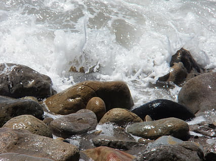 platja, roques, onada, oceà, aigua, esquitxades, mar, rock, moviment, sòlid, naturalesa, cap gent, rock - object, esport, terra, pedra, vista d’angle alt, esport aquàtic, dia, bellesa a la natura, humit, còdols, poder a la natura, trencament, 4K, CC0, domini públic, lliure de regalies