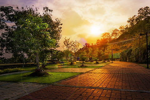 paisaje, puesta de sol, arboles, naturaleza, Dom, cielo, luz del sol, al aire libre, ligero, natural, planta, viaje, paisaje del atardecer, tierra, parque, árbol, sendero, arquitectura, nube - cielo, belleza en la naturaleza, hierba, crecimiento, nadie, tranquilidad, parque - espacio hecho por el hombre, color verde, estructura construida, paisajes - naturaleza, adoquín, 5K, CC0, dominio público, libre de derechos
