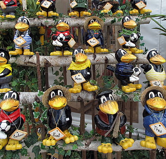 kraai, figuren, decoratie, keramisch, tuinbeeldjes, tuin-, tentoonstelling, beeldhouwwerk, figuur, vogel, grappig, deco, culturen, grote groep objecten, variatie, overvloed, geen mensen, markt, dag, kleinhandel, te koop, keuze, vertegenwoordiging, speelgoed-, multi gekleurd, kunst en ambacht, arrangement, menselijke representatie, creativiteit, marktkraam, kleinhandelsvertoning, buitenshuis, verkoop, 2K, CC0, publiek domein, royaltyvrij