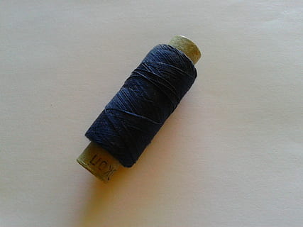draad, kleermaker, kleermaker draad, blauw, geen mensen, binnenshuis, studio opname, recht boven, detailopname, dag, stilleven, tafel, enkel object, kunst en ambacht, witte achtergrond, hoge hoekmening, hout - materiaal, muur - bouwfunctie, spoel, papier, kopie ruimte, muur, twee objecten, 2K, CC0, publiek domein, royaltyvrij