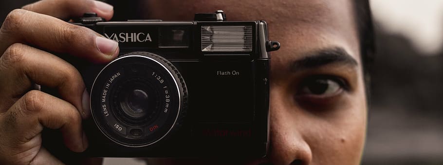 càmera, ulls, flaix, paisatge, fotografia, visualització, temes de fotografia, càmera - equip fotogràfic, tecnologia, part del cos humà, fotografiar, un sol home, primer pla, homes, adult, gent, mà, mà humana, una persona, celebració, estil retro, a l'interior, activitat, ocupació, mig adult, adult jove, fotògraf, 5K