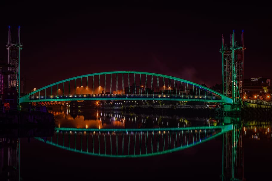 pont verd, pont, manchester, reflexió, arquitectura, aigua, Anglaterra, viatjar, ciutat, urbà, paisatge urbà, UK, referència, horitzó, riu, unit, canal, nord, edifici, nit, Salford, vespre, britànic, moll, Gran Bretanya, modern, llum, pont - estructura feta per l'home, connexió, il·luminat, estructura construïda, exterior de l'edifici, cel, naturalesa, transport, destinacions de viatge, exterior d’edifici d’oficines, gratacels, horitzó urbà, a l'aire lliure, vida nocturna, 5K