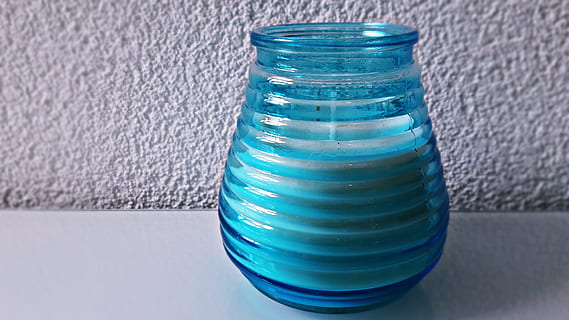 candela, lanterna, luce, blu, in casa, avvicinamento, nessuno, vetro - materiale, concentrarsi sulle conoscenze acquisite, pila, cibo e bevande, tavolo, contenitore, natura morta, vaso, attività commerciale, modello, cibo, grande gruppo di oggetti, messa a fuoco selettiva, colore verde, design, pulito, 4K, CC0, dominio pubblico, privo di copyright