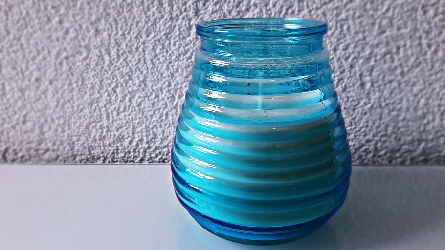 candela, lanterna, luce, blu, in casa, avvicinamento, nessuno, vetro - materiale, concentrarsi sulle conoscenze acquisite, pila, cibo e bevande, tavolo, contenitore, natura morta, vaso, attività commerciale, modello, cibo, grande gruppo di oggetti, messa a fuoco selettiva, colore verde, design, pulito, 4K