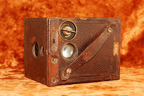 starý fotoaparát, Fotoaparát, starý, retro, kolektor, starožitností, staré kamery, retro stylu, nikdo, zavazadla, kufr, hnědý, kov, kůže, zastaralý, nostalgie, dřevo - materiál, antický, jeden objekt, minulost, Dějiny, studio shot, cestovat, podnikání, technologie, osobní příslušenství, vyšperkovaný, 2K, CC0, veřejná doména, bez autorských práv