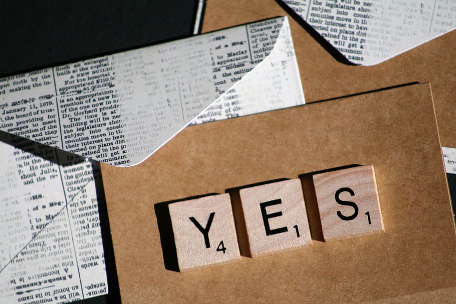tres, Sí, xips de scrabble, marró, panell, missatge, disseny, nota, text, paper, cartró, Caixa de cartró, Caixa, carta, negocis, correu electrònic, comunicació, caixa-contenidor, cap gent, contenidor, paquet, tecnologia, a l'interior, negoci corporatiu, indústria, embalatge, dades, rebre, oficina en moviment, 2K