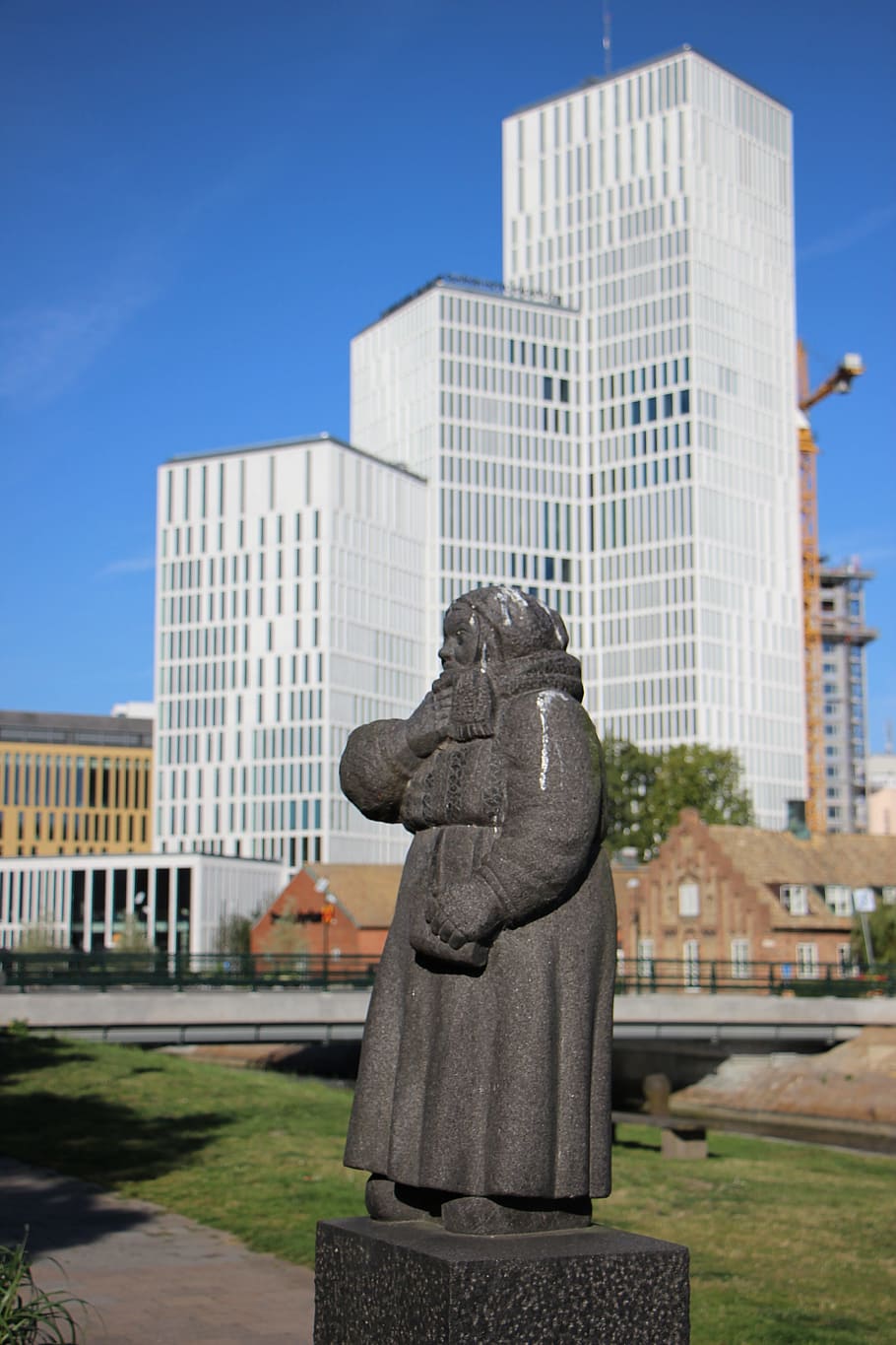 malmö, estàtua, malmö en viu, representació, escultura, representació humana, art i artesania, arquitectura, exterior de l'edifici, estructura construïda, semblança masculina, cel, creativitat, dia, naturalesa, edifici, cap gent, ciutat, artesania, semblança femenina, exterior d’edifici d’oficines, llum solar, gratacels, 5K