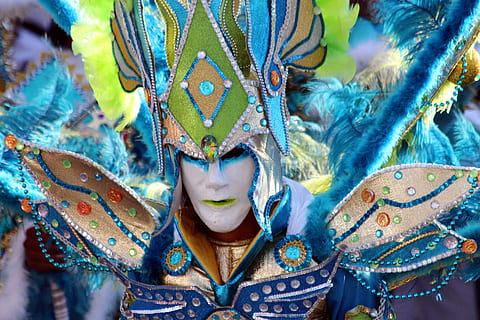 masque, mascarade, carnaval, homme, amusement, carnaval, homme, vacances, costume de carnaval, déguisement, bleu, élégamment, coloré, s'amuser, masque - déguisement, Venise, Italie, des cultures, carnaval itinérant, costume, multi couleur, fête traditionnelle, mardi Gras, costume de scène, habits traditionnels, plume, personnes, carnaval de venise, élégance, fermer, personne, journée, thèmes animaux, en plein air, art et Artisanat, une personne, photo du visage, vue de face, portrait, fête, culture artistique et divertissement, représentation, carnaval - fête, couvre-chef, la créativité, orné, visage obscurci, 2K, CC0, domaine public, libre de droits