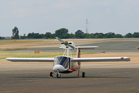 Flugzeug, reparierter Flügel, patchen, Forscher, Patchen Explorer, Prototyp, Aufklärung, rollen, südafrikanisches Luftwaffenmuseum, Erbe, Flughafen-Rollbahn, Transport, Luftfahrzeug, Tag, Flughafen, Transportmittel, Himmel, Propeller, Natur, keine Leute, Militär-, Runway, Straße, Heer, stationär, draußen, Propellerflugzeug, Luftwaffe, Umgebung, Luft-und Raumfahrtindustrie, Ebene, 1080P, CC0, gemeinfrei, lizenzfrei