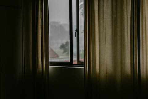 nero, metallo, incorniciato, finestra di vetro, Aperto, Marrone, tenda, finestra della tenda, appendere, accanto, finestra, triste, umore, in casa, nessuno, buio, interno di casa, assenza, vetro - materiale, mistero, natura, Hotel, architettura, stanza domestica, ombra, spaventoso, emozione, Entrata, inizi, giorno, in attesa, appartamento, 5K, CC0, dominio pubblico, privo di copyright