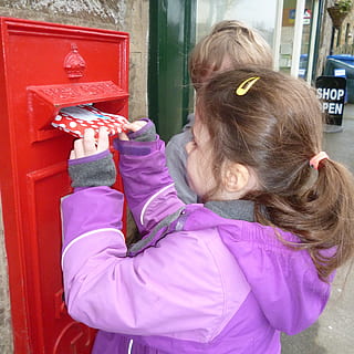post, e-handel, Shipping, internett, salg, postkasse, letterbox, rød, jenter, barn, kvinner, ekte folk, barndom, hunner, utsikt bakover, én person, livsstil, uformelt antrekk, hår, fritidsaktivitet, rosa farge, holding, dag, frisyre, uskyld, fra livet opp, lilla, varme klær, 2K, CC0, offentlig domene, opphavsrett gratis