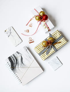 varios, colores variados, presente, cajas, cuaderno, mesa, blanco, cajas de oro, además, teléfono, regalo, cinta, chuchería, Navidad, Fondo blanco, naturaleza muerta, adentro, foto de estudio, nadie, vista de alto ángulo, Decoración navideña, decoración, celebracion, papel, vacaciones, envase, de cerca, el color blanco, comida y bebida, caja de regalo, caja - contenedor, 2K, CC0, dominio público, libre de derechos