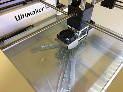 drukarka, Model, Plastikowy, głowa, trójwymiarowy, drukarka 3d, 3d, wydrukować, ciepło, wentylator, wewnątrz, zbliżenie, żadnych ludzi, dzień, tekst, niski kąt widzenia, technologia, porozumiewanie się, metal, tematy fotograficzne, maszyneria, pismo zachodnie, sprzęt oświetleniowy, sprzęt, pociąg, Transport kolejowy, pociąg - pojazd, branża filmowa, aparat fotograficzny - sprzęt fotograficzny, sufit, architektura, 2K, CC0, domena publiczna, darmowe zdjęcia