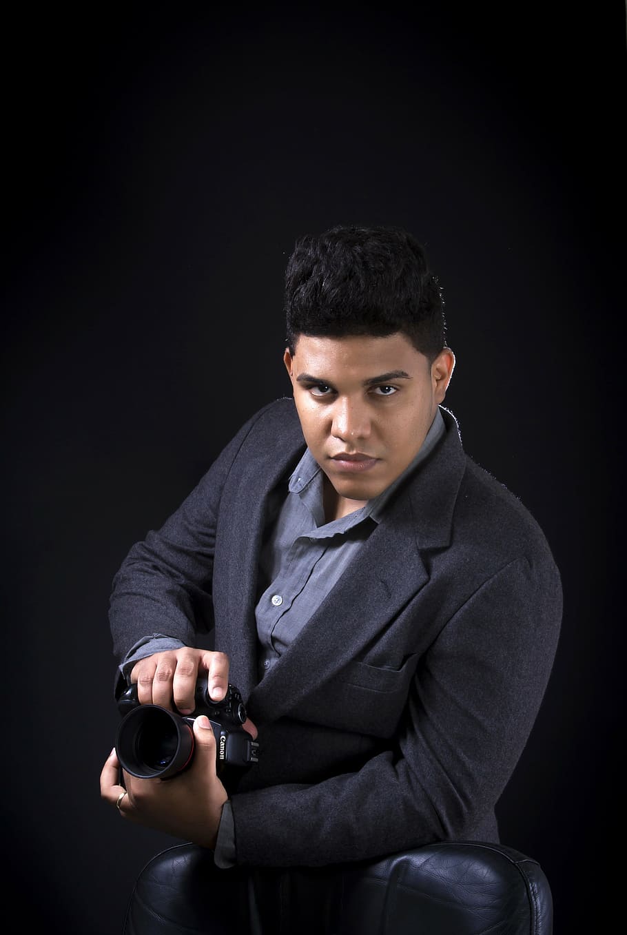 fotògraf, creatiu, càmera, cànon, empresari, fotografia, càmera digital, reflex, fotografia diferent, filtrar, fotògrafs, fotogràfica, dslr, fotoapparat, equip, foto, nikon, sony, porpra, digital, Kodak, eos, fotògrafs professionals, fld, professional, hasselblad, polaritzat, 18 mm, PC, pentax, quadern, alegre, disfressa, jaqueta, samarreta, seriosament, corbata, estil, elegant, persona, model, roba, masculí, somriu, fons, negre, omar medina, pel·lícules, pel·lícules omar medina, una persona, tir de l'estudi, fons negre, adult jove, mirant la càmera, a l'interior, home jove, vista frontal, tres quarts de longitud, retrat, tallar, celebració, homes, cintura cap amunt, còpia espai, assegut, confiança, 4K