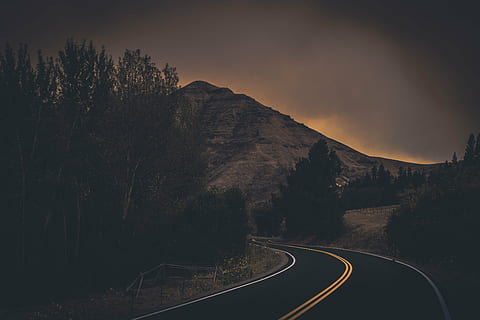 hinterleuchtet, dunkel, dunkle Wolken, Dämmerung, Abend, Nebel, Gras, Autobahn, Landschaft, Licht, Berg, Natur, draußen, Straße, szenisch, Himmel, Sonnenaufgang, Sonnenuntergang, Reise, Bäume, Wald, Transport, Baum, keine Leute, Nacht-, Schönheit in der Natur, Kurve, Umgebung, Szenen - Natur, Pflanze, Zeichen, der Weg nach vorn, die Straßenmarkierung, Serpentine, Richtung, wolke - himmel, Ruhe, Trennlinie, 5K, CC0, gemeinfrei, lizenzfrei