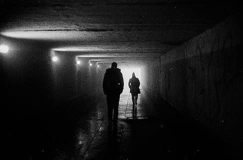 dos, persones de silueta, caminar, cova, subterrani, ombra, llum, fosc, paret, túnel, pedra, concret, carretera, gent, homes, silueta, de peu, persones reals, arquitectura, metro, a l'interior, longitud completa, grup de persones, estructura construïda, il·luminat, transport públic, transport, el camí a seguir, direcció, vista del darrere, estils de vida, equips d’il·luminació, sostre, llum al final del túnel, pas inferior, passarel·la subterrània, 2K, CC0, domini públic, lliure de regalies