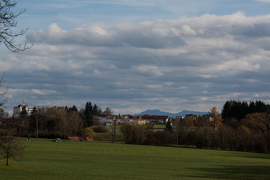 parco, insediamento, foresta, campo, vista distante, montagne, alpino, paesaggio, asciugacapelli, nuvole di föhn, autunno, cielo, natura, nuvola - cielo, pianta, albero, erba, ambiente, bellezza nella natura, scenics - natura, architettura, terra, colore verde, la tranquillità, esterno dell'edificio, costruzione, nessuno, giorno, crescita, all'aperto, 4K