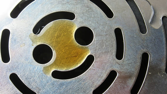 te, ark, sirkel, kaffe, smiley, godt humør, smil, vennlig, væske, overflatespenning, mønster, bakgrunn, nærbilde, ingen folk, metall, hull, full ramme, innendørs, form, industri, design, maskindel, legering, maskineri, utstyr, studio skudd, stål, svart farge, styre, dag, hjul, industriellt utstyr, 4K, CC0, offentlig domene, opphavsrett gratis