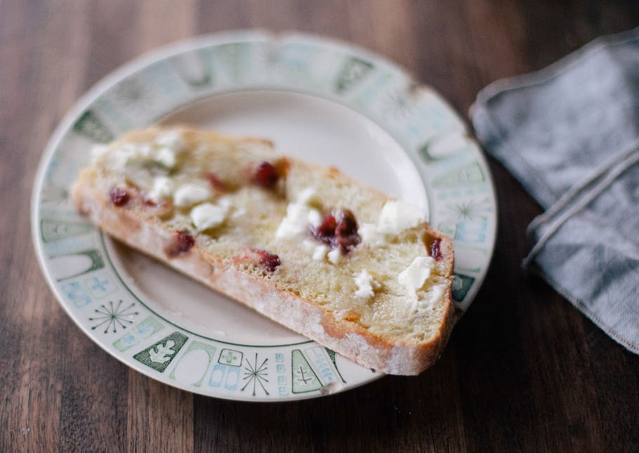 Brot, Toast, Butter, Teller, Lebensmittel, Snack, Marmelade, Essen und Trinken, drinnen, Frische, Obst, Nahansicht, fertig für den Verzehr, Holz - Material, keine Leute, gebacken, Tabelle, gesundes Essen, Süßes Essen, Milchprodukt, Serviette, Genuss, Scheibe, Fokus auf den Vordergrund, Pizza, Geschirr, Frühstück, 4K