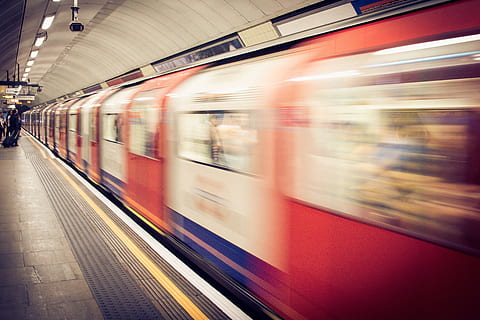 foto timelapse, rosso, bianca, treno, metropolitana, stazione ferroviaria, mezzi di trasporto, la metropolitana, ferrovia, movimento, veloce, persone, trasporto pubblico, trasporto ferroviario, modo di trasporto, movimento sfocato, piattaforma della stazione ferroviaria, treno - veicolo, velocità, viaggio, architettura, in movimento, treno passeggeri, lunga esposizione, in casa, in partenza, 5K, CC0, dominio pubblico, privo di copyright