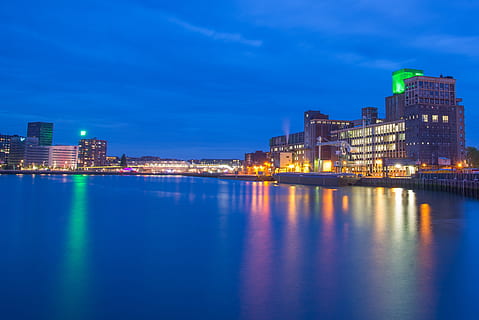 Rotterdam, reflexió, port, nit, aigua, Holanda, arquitectura, ciutat, riu, europa, holandès, urbà, centre de la ciutat, paisatge urbà, estructura, metròpolis, exterior de l'edifici, estructura construïda, edifici, il·luminat, davant del mar, cel, blau, horitzó urbà, cap gent, vespre, naturalesa, exterior d’edifici d’oficines, paisatge, gratacels, modern, a l'aire lliure, 4K, CC0, domini públic, lliure de regalies