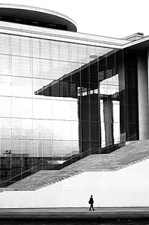 foto in scala di grigi, uomo, a piedi, calcestruzzo, marciapiede, accanto, alto, costruzione, persona, giorno, in scala di grigi, fotografia, camminando, sentiero, alto edificio, architettura, finestra, riflessione, scala, bianco e nero, persone, scena urbana, esterno dell'edificio, struttura costruita, moderno, all'aperto, vita di città, edificio per uffici, città, una persona, lunghezza intera, silhouette, persone reali, uomini, natura, stili di vita, mezzi di trasporto, in piedi, retrovisore, luce del sole, 5K, CC0, dominio pubblico, privo di copyright