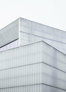 bâtiment blanc à plusieurs étages, architecture, bâtiment, Infrastructure, la tour, ville, moderne, façade, journée, personne, industrie, extérieur du bâtiment, en plein air, acier, structure construite, faible angle de vue, ciel, modèle, Bureau, extérieur d'immeuble de bureaux, la nature, verre - matériel, ciel clair, lieu de travail, réflexion, gratte ciel, 4K, CC0, domaine public, libre de droits