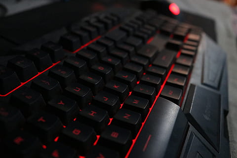 toetsenbord, rood, koelere meester, octaan-, backlit, technologie, detailopname, geen mensen, computerapparatuur, zwarte kleur, computer, communicatie, verbinding, selectieve aandacht, computer deel, brief, binnenshuis, hoge hoekmening, alfabet, modern, donker, Draadloze technologie, computer sleutel, 5K, CC0, publiek domein, royaltyvrij