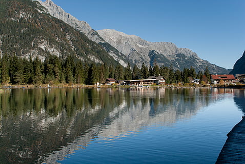 Austràlia, muntanyes, cel, núvols, llac, aigua, cases, llars, línia de costa, bosc, arbres, boscos, reflexions, blau, bonic, caure, tardor, naturalesa, fora, país, camp, escènic, muntanya, reflexió, arbre, bellesa a la natura, dia, Serra, escenics - natura, planta, arquitectura, cap gent, exterior de l'edifici, tranquil·litat, estructura construïda, escena tranquil·la, edifici, a l'aire lliure, pi, bosc de pi, 4K, CC0, domini públic, lliure de regalies