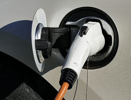 valkoinen, musta, langallisia, voimatyökalu, sähköauto, kuorma-pistokeliitäntä, e auto, E-mobile, moottoriajoneuvo, pkw, BEV, sähkökäyttöinen, akku, vetoakku, sähköinen liikkuvuus, latausasema, lataa sarake, lastausmahdollisuus, nykyinen huoltoasema, liikenteen kääntäminen, lähikuva, sisällä, ei ihmisiä, korkea kulma, asetelma, työväline, metalli-, laitteet, tekniikka, musiikki, päivä, luonto, mies teki, musta väri, vesi, seinänrakennusominaisuus, polttoaineen ja sähköntuotantoon, yhteys, ihmisen esine, 2K, CC0, public domain, rojaltivapaa
