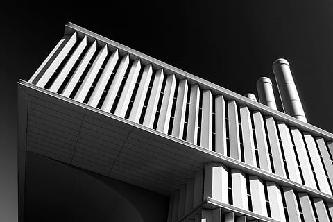 heizkraftwerk, der friedensbrücke, nieuprawny, architektura, budynek, Struktura, równolegle, abstrakcyjny, minimalizm, czarny i biały, fasada, przemysłowy, niski kąt widzenia, zbudowana struktura, na zewnątrz budynku, żadnych ludzi, wzór, niebo, metal, klatka schodowa, Natura, nowoczesny, na dworze, balustrada, przemysł, Miasto, dzień, rura - rura, czyste Niebo, cecha architektoniczna, stop, czarne tło, stal, 5K, CC0, domena publiczna, darmowe zdjęcia