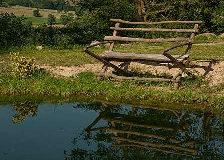 Marrone, panchina, di fronte, calma, corpo, acqua, lago, riflessi, natura, pianta, albero, la tranquillità, colore verde, nessuno, erba, giorno, crescita, riflessione, bellezza nella natura, scena tranquilla, posto a sedere, legno - materiale, terra, campo, all'aperto, 2K, CC0, dominio pubblico, privo di copyright