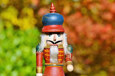 Nussknacker, Zahl, holzfigur, Nüsse, Nüsse knacken, Holzfiguren, Carving, Deko, Dekoration, rot, Metall, keine Leute, Fokus auf den Vordergrund, Natur, Holz - Material, Schutz, Baum, Blatt, draußen, Nahansicht, Sicherheit, menschliche Darstellung, Pflanzenteil, Kunst und Handwerk, Tag, Herbst, Pflanze, Darstellung, Spielzeug, Roboter, 5K, CC0, gemeinfrei, lizenzfrei