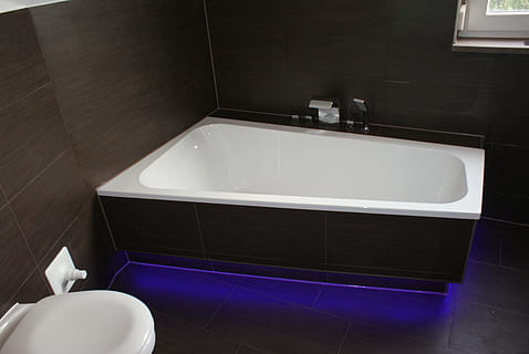 blanc, ceràmica, banyera, al costat, lavabo, pica, bany, dolent, bany domèstic, habitació domèstica, casa, a l'interior, sòls, rajola, interior de casa, aixeta, luxe, higiene, riquesa, modern, equipament per a la llar, sòl de rajoles, senzillesa, cap gent, edifici públic, acer, crom, 4K, CC0, domini públic, lliure de regalies