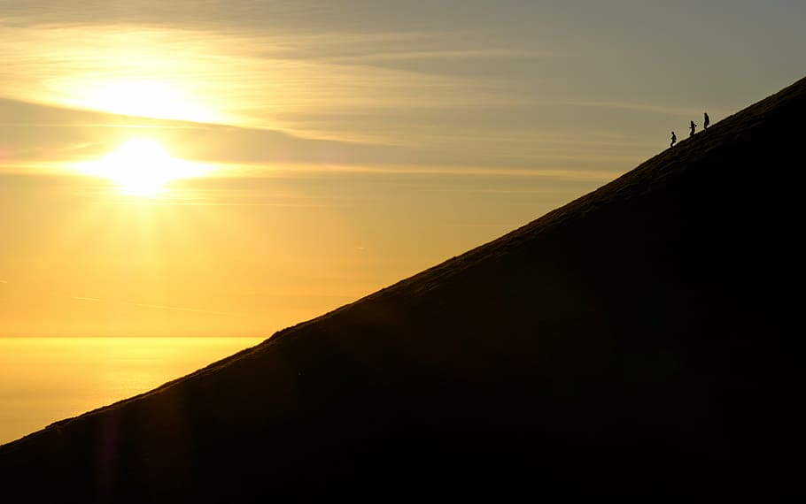 foto de la silueta, tres, persona, superior, muntanya, posta de sol, mar, oceà, núvols, cel, alpinista, raigs, llum solar, silueta, gent, sol, fons, cap gent, a l'aire lliure, escenics, naturalesa, bellesa a la natura, color taronja, escenics - natura, núvol - cel, arquitectura, tranquil·litat, estructura construïda, flare de la lent, vista d’angle baix, escena tranquil·la, exterior de l'edifici, 5K