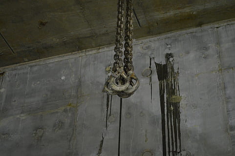 kabel, hejse, remskive, konstruktion, stål, beton, krog, jern, stærk, nord-syd linje, ingen mennesker, dag, hængende, gammel, metal, lænke, udendørs, lav vinkel visning, murbygningsfunktion, arkitektur, forladt, træ - materiale, tæt på, historie, straf, bygget struktur, forvitret, rusten, fortiden, reb, 5K, CC0, offentligt domæne, royaltyfrie