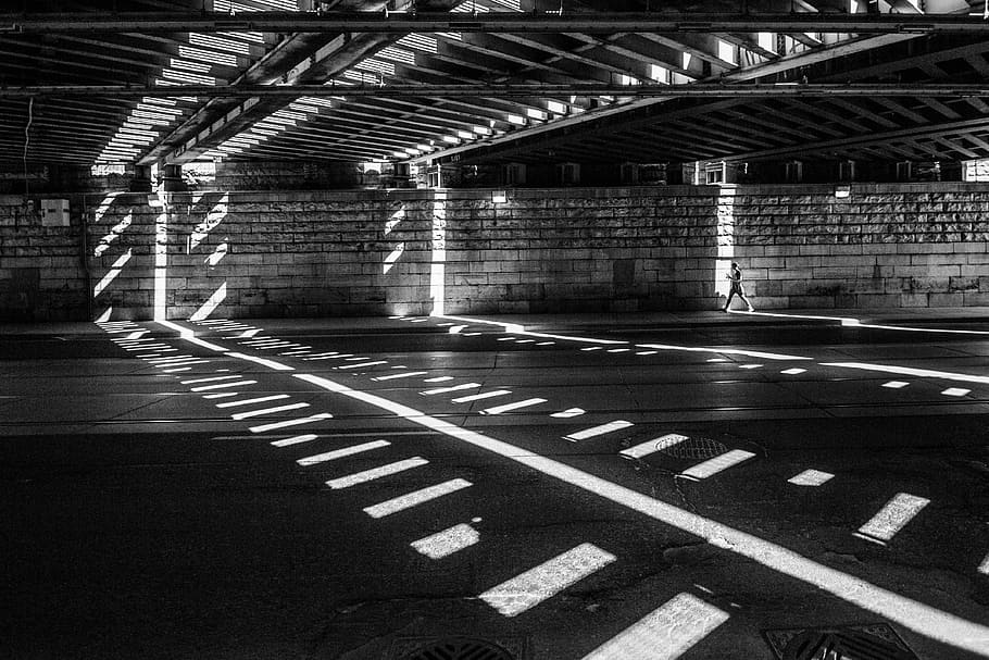 fotografie ve stupních šedi, muž, chůze, silnice, šedá betonová dlažba, stín, světlo, Černá, provoz, podjezd, řádek, pěší, osoba, Černý a bílý, cihlový, krokev, most, slunečního světla, město, architektura, stavba, podepsat, symbol, přeprava, dopravní značení, nikdo, označení, sdělení, prázdný, metro, svítí, text, symbol šipky, veřejná doprava, exteriér budovy, venku, absence, parkovací garáž, strop, 4K