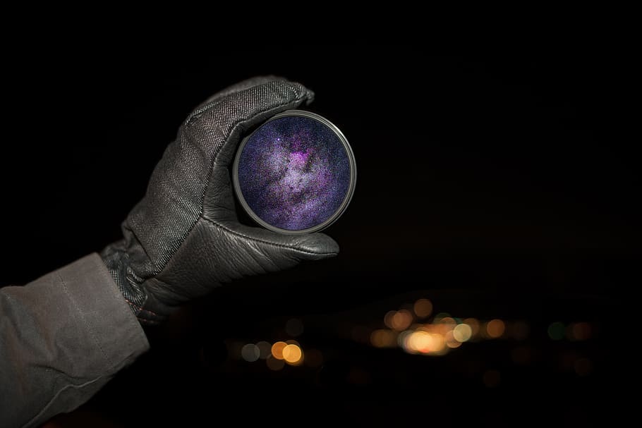 persona, celebració, rodó, porpra, cas, ornament, gris, guants, marc, bokeh, punt de mira, ciència, espai, guant, nit, part del cos humà, salut i medicina, fons negre, mà humana, una persona, examen mèdic, mà, part del cos, tir de l'estudi, persona irreconeixible, extremitat humana, tecnologia, membre, il·luminat, protecció, a l'interior, fosc, dit, 5K