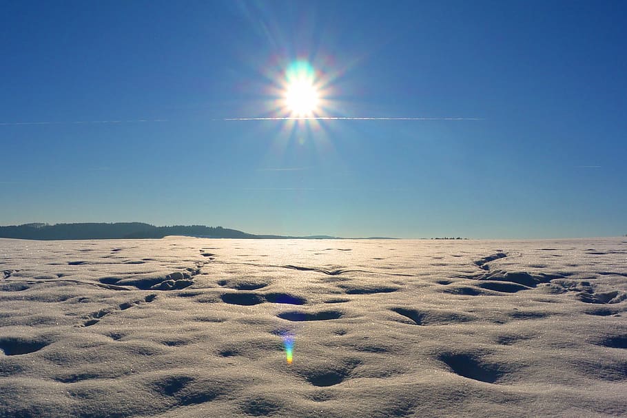 la neve, deserto, sole, i raggi del sole, deserto, sole, raggi, deserto di neve, solitario, paesaggio, freddo, natura, inverno, invernale, magia invernale, congelato, bianca, orario invernale, brina, nevoso, ghiacciato, luce posteriore, luce del sole, cielo, all'aperto, cielo sereno, blu, scenics - natura, bellezza nella natura, scena tranquilla, la tranquillità, temperatura fredda, ambiente, terra, giorno, soleggiato, raggio di sole, nessuno, riflesso lente, clima arido, clima, luminosa, 4K