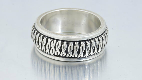 Silberring, Ring Mann, Ring Silber, silberfarben, Silber - Metall, Metall, Schmuck, Ring, Nahansicht, Reflexion, glänzend, keine Leute, rostfreier Stahl, drinnen, weiße Farbe, Aluminium, stehlen, Haushaltsausstattung, zwei Objekte, einzelnes Objekt, grau, Essen und Trinken, Muster, Studioaufnahme, Legierung, 1080P, CC0, gemeinfrei, lizenzfrei