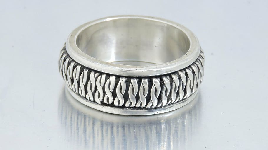 sølvring, ring mand, ring sølv, sølvfarvet, sølv - metal, metal, smykker, ring, tæt på, afspejling, skinnende, ingen mennesker, rustfrit stål, indendørs, hvid farve, aluminium, stål, husholdningsudstyr, to objekter, enkelt objekt, grå, mad og drikke, mønster, studio skud, legering, 1080P