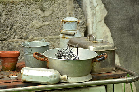 blanc, gris, lot de conca de metall, taula de metall, vaixella, vell, antiguitat, nostàlgia, plats vells, escombraries, natura morta, decoració, blechgeschirr, estufa, mercat de puces, equipament per a la llar, estri de cuina, contenidor, cap gent, metall, dia, centrar-se en primer pla, sòlid, naturalesa, primer pla, funció de construcció de parets, menjar i beguda, a l'aire lliure, gran grup d'objectes, rock, rock - object, grup d'objectes, estufa de càmping, safata, 4K, CC0, domini públic, lliure de regalies